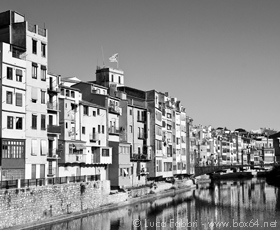 fotografia edifici lungo fiume Girona Spagna